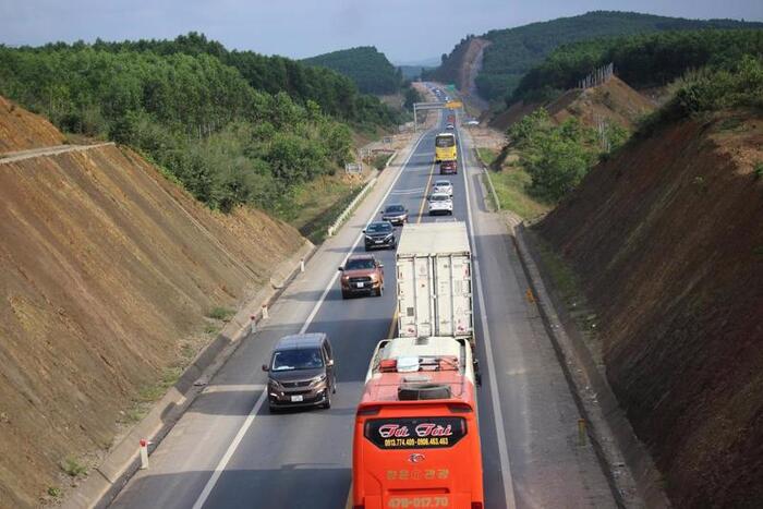 Giao thông trên tuyến cao tốc Cam Lộ - La Sơn đã ổn định