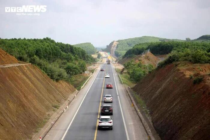 Cục Đường bộ đồng ý cấm ô tô trên 30 chỗ, xe tải nặng vào cao tốc Cam Lộ-La Sơn