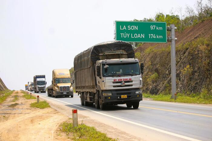 Từ ngày 4/4, xe khách trên 30 chỗ, xe tải 6 trục không được vào cao tốc Cam Lộ - La Sơn