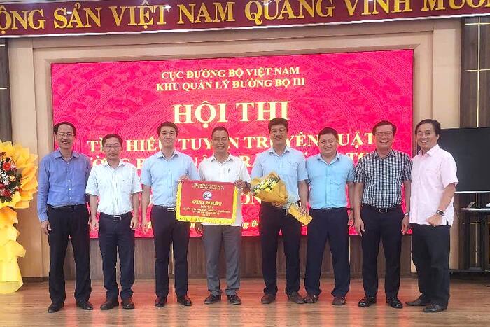 Khu Quản lý đường bộ III trao giải cuộc thi tìm hiểu Luật Đường bộ