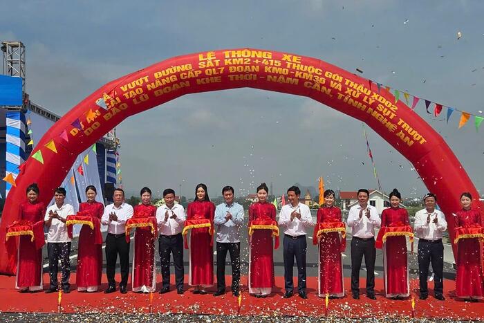 Thông xe kỹ thuật cầu vượt đường sắt Quốc lộ 7 tại Diễn Châu