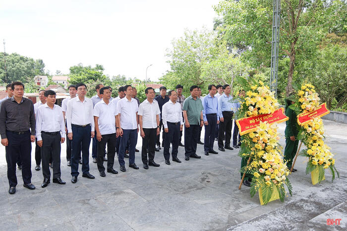 Bộ trưởng Bộ Xây dựng Trần Hồng Minh dâng hương tại Ngã ba Đồng Lộc