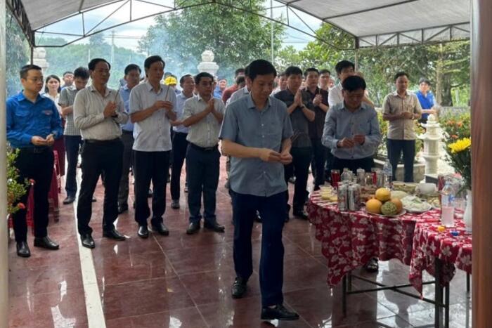 Cục trưởng Bùi Quang Thái dâng hương tưởng niệm các anh hùng liệt sĩ ngành Giao thông vận tải Khu V