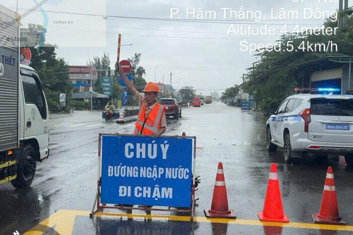 Chủ động phân luồng, điều tiết giao thông tại điểm ngập mới trên Quốc lộ 1