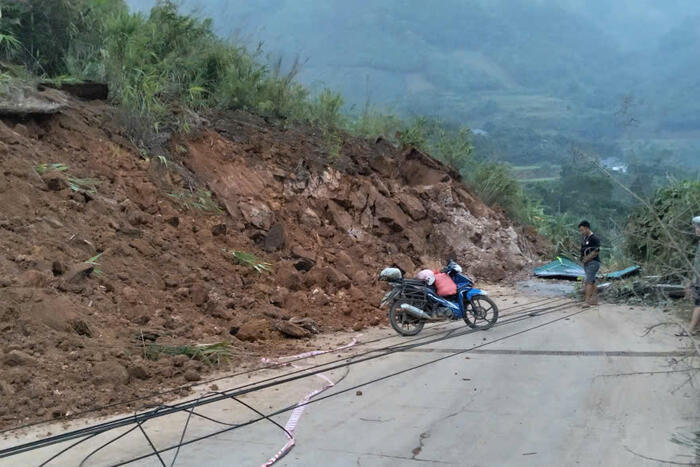 Sạt lở hơn 10.000m³ đất đá gây tắc quốc lộ 279 qua Lào Cai