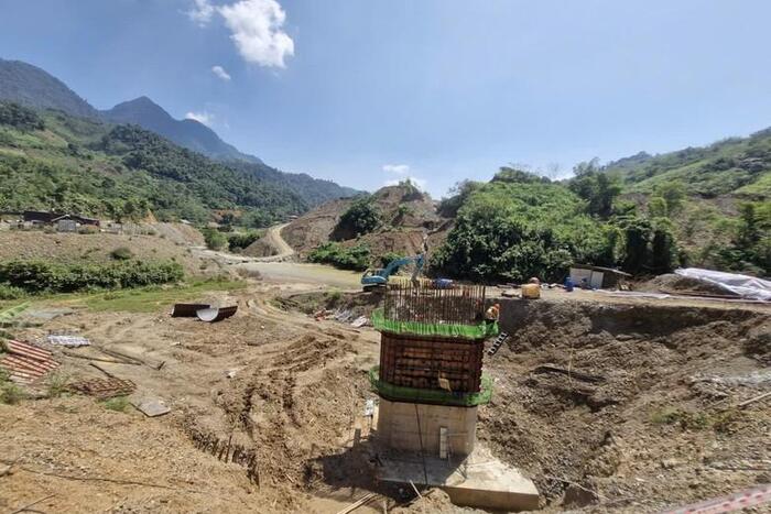 Tăng cường máy móc, nhân lực đẩy nhanh tiến độ cao tốc Hòa Bình - Mộc Châu