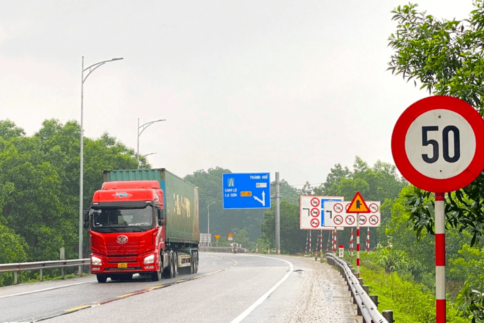 Khắc phục bất cập biển báo, đèn tín hiệu, nâng cao an toàn giao thông