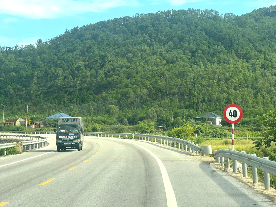 Khu Quản lý đường bộ II đề nghị tháo dỡ biển hạn chế tốc độ 40km/h trên đường ven biển Nghệ An
