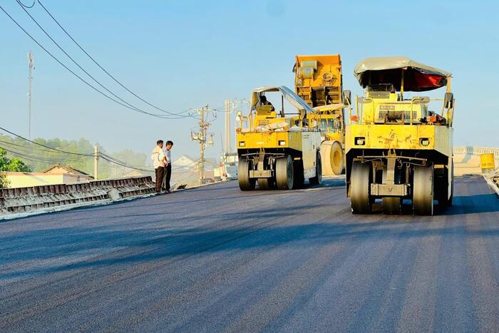 Thảm nhựa và thông xe cầu vượt đường sắt thuộc dự án Quốc lộ 14E