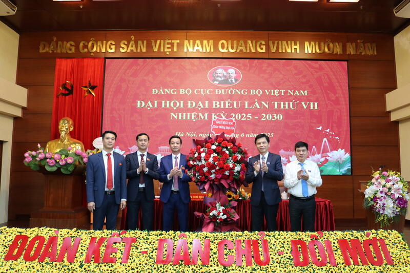 Đồng chí Lê Anh Tuấn - Ủy viên Ban Thường vụ Đảng ủy, Thứ trưởng Bộ Xây dựng tặng hoa chúc mừng Đại hội đại biểu Đảng bộ Cục Đường bộ Việt Nam lần thứ VII, nhiệm kỳ 2025 – 2030.