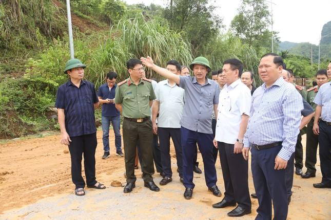 Phó Thủ tướng Hồ Đức Phớc thăm hỏi gia đình có 4 người tử vong do sạt lở ở Hòa Bình ảnh 1