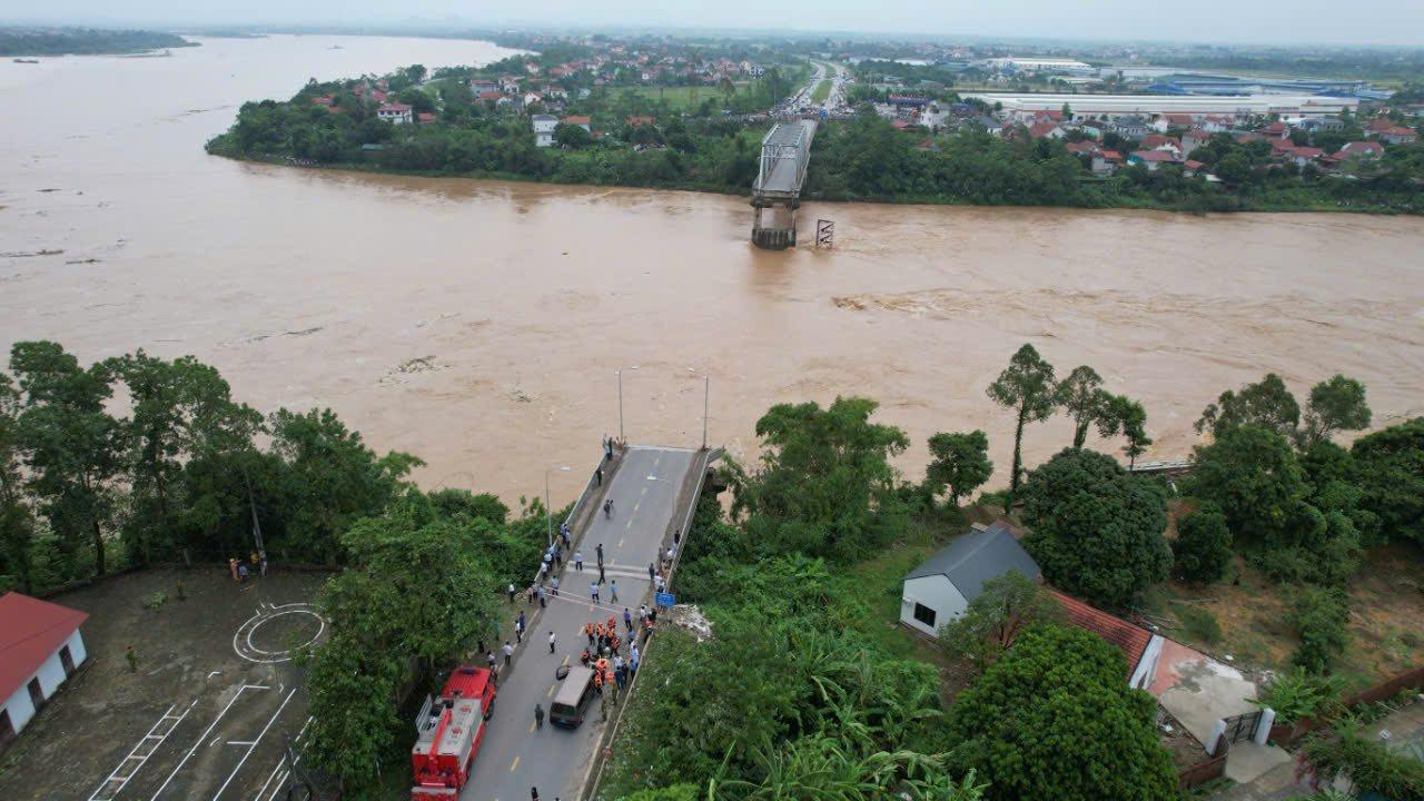 Do ảnh hưởng của cơn bão số 3 gây mưa lũ, dòng nước xiết đã kéo đổ trụ T7 làm sập 2 nhịp dàn chính của cầu Phong ChâuCầu Phong Châu bị sập nhịp