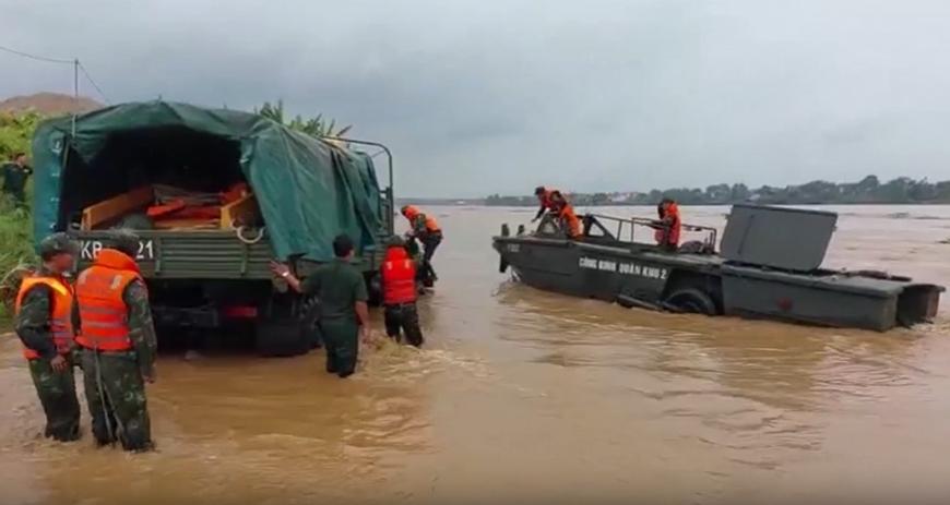 Lực lượng vũ trang Quân khu 2 triển khai phương tiện, lực lượng cứu hộ vụ sập cầu Phong Châu.