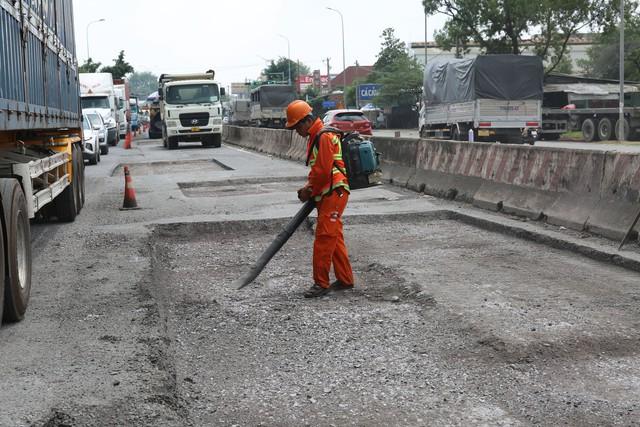 Ùn tắc trong ngày đầu tạm đóng Quốc lộ 51 để sửa chữa- Ảnh 1.