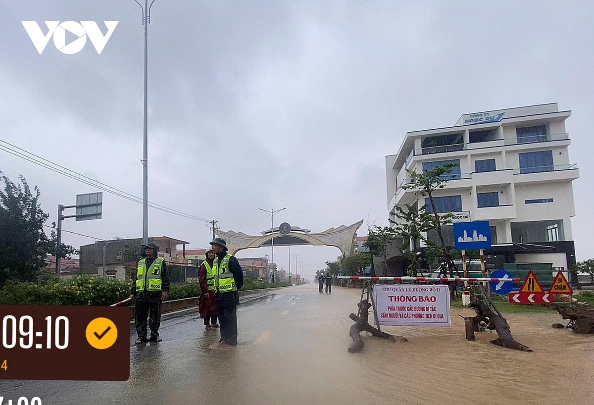 Dam bao an toan giao thong qua doan ngap lut, sat lo tai quang binh, quang tri hinh anh 3