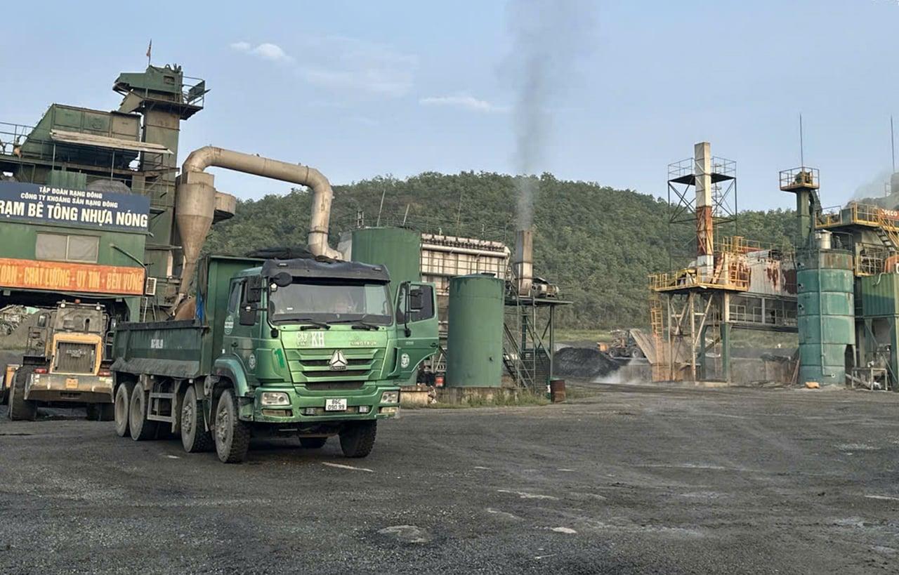 Trạm trộn bê tông nhựa phục vụ thi công dự án nâng cấp Quốc lộ 28B.