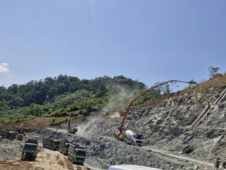 Tăng cường máy móc, nhân lực đẩy nhanh tiến độ  cao tốc Hòa Bình - Mộc Châu- Ảnh 3.